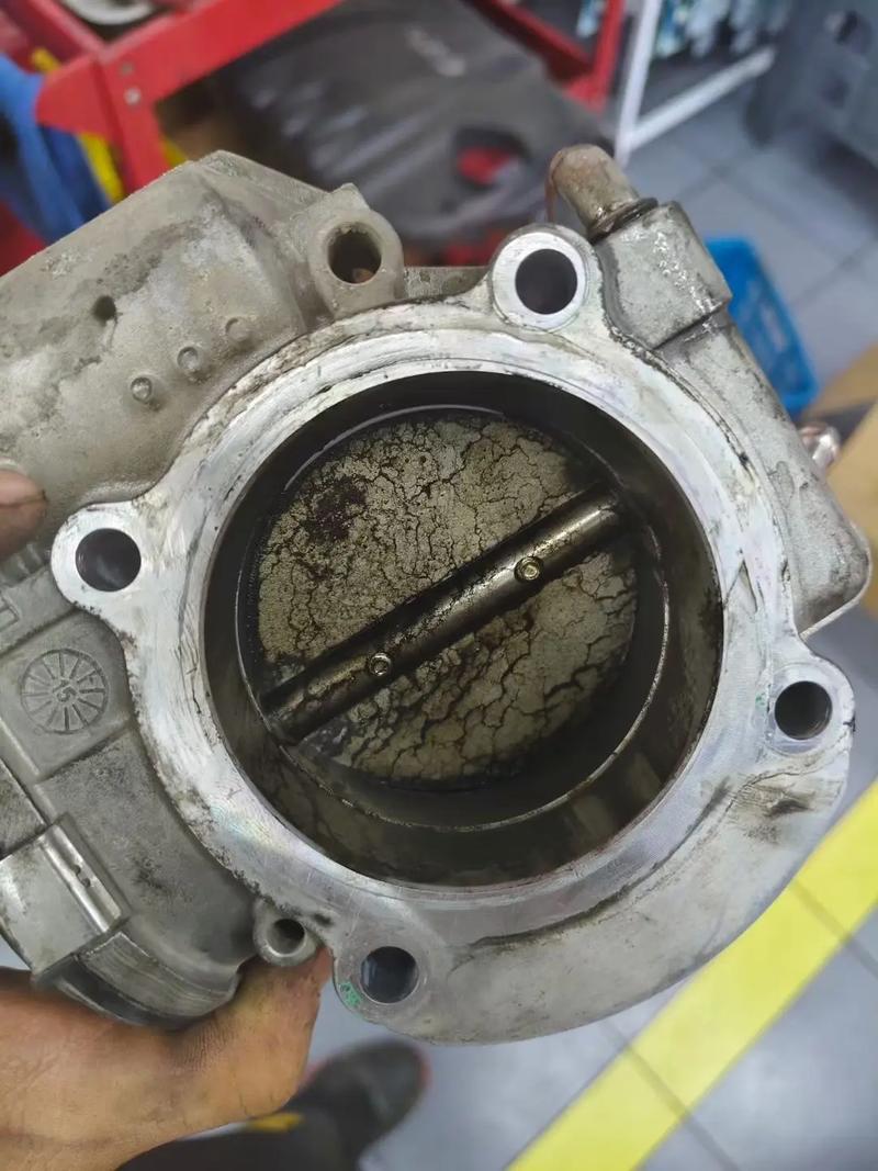 汽车清洗节气门多少钱 节气门脏了最明显的表现